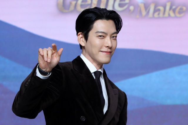 [서울=뉴시스] 김혜진 기자 = 배우 김우빈이 29일 오후 서울 강남구 조선 팰리스 서울에서 열린 넷플릭스 새 시리즈 ‘다 이루어질지니’ 제작발표회에서 포즈를 취하고 있다. 2025.09.29. jini@newsis.com