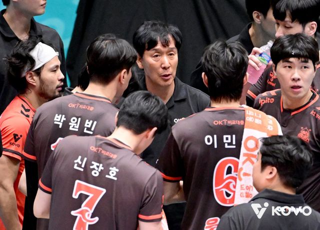 V리그 남자부 OK저축은행에 2025~2026시즌은 의미가 몹시 큰 시즌이다. 연고지를 이전한 첫 시즌이라 지난 시즌 최하위의 수모를 씻어야 한다는 의지가 크다. 이에 새 시즌 개막을 앞두고 ‘봄배구 전도사’ 신영철 감독(가운데)을 선임하는 승부수를 띄웠다. 사진제공│KOVO
