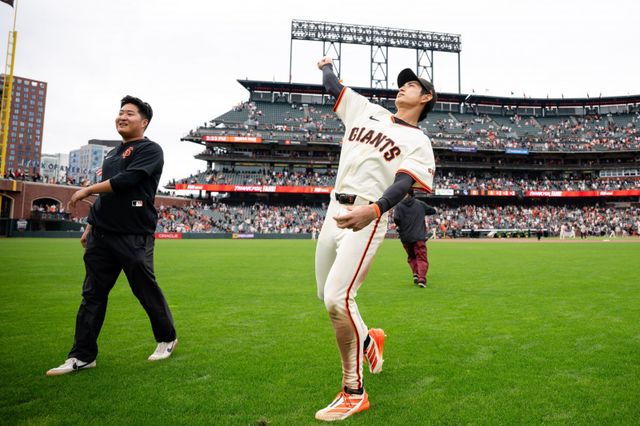 샌프란시스코 이정후(오른쪽)는 29일(한국시간) 오라클파크에서 열린 ‘2025 MLB’ 콜로라도와 홈경기서 6번타자 중견수로 선발출전해 4타수 3안타 2타점을 기록하며 타율 0.266으로 올 시즌을 마무리했다. 샌프란시스코(미 캘리포니아주)｜AP뉴시스