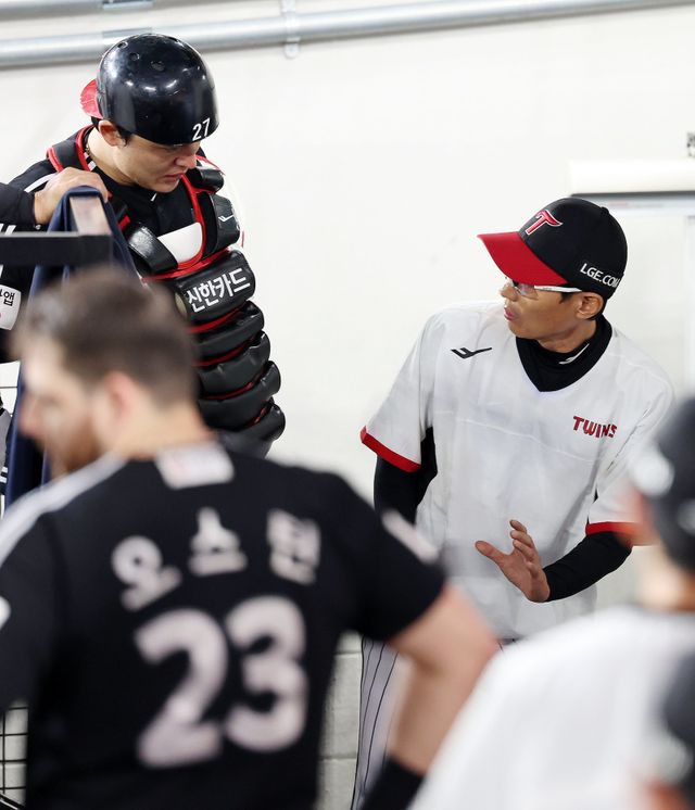 염경엽 LG 감독(오른쪽)이 29일 대전한화생명볼파크에서 열린 한화와 원정경기 도중 포수 박동원에게 포구 동작을 취하며 대화하고 있다. 대전｜뉴시스