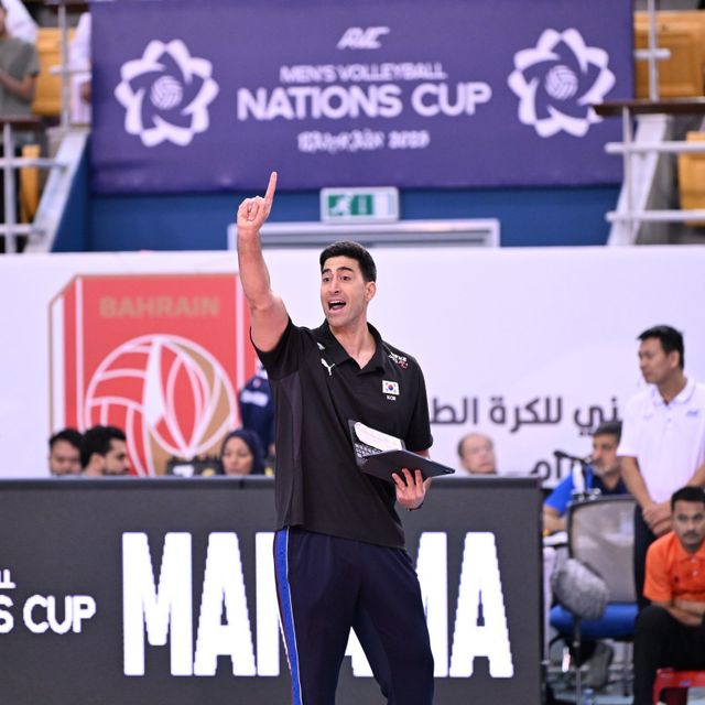 이사나예 라미레스 남자배구대표팀 감독(사진)이 대표팀과 내년까지 동행을 이어간다. 대한배구협회는 최근 남자경기력향상위원회를 개최해 라미레스 감독의 재평가를 실시한 결과, 만장일치로 그의 계약 유지에 동의했다. 사진제공│대한배구협회