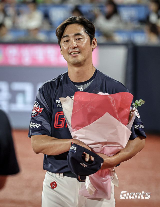 롯데 진해수가 2024년 6월 18일 수원KT위즈파크에서 열린 KT와 원정경기에 구원등판해 통산 800경기 출장을 달성한 뒤 축하를 받고 있다. 사진제공｜롯데 자이언츠