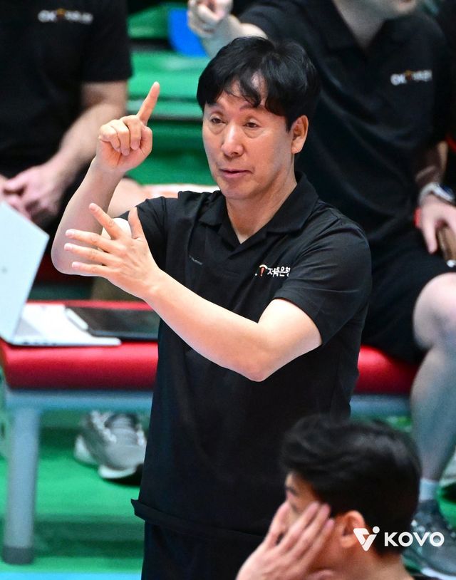 V리그 남자부 OK저축은행에 2025~2026시즌은 의미가 몹시 큰 시즌이다. 연고지를 이전한 첫 시즌이라 지난 시즌 최하위의 수모를 씻어야 한다는 의지가 크다. 이에 새 시즌 개막을 앞두고 ‘봄배구 전도사’ 신영철 감독을 선임하는 승부수를 띄웠다. 사진제공│KOVO