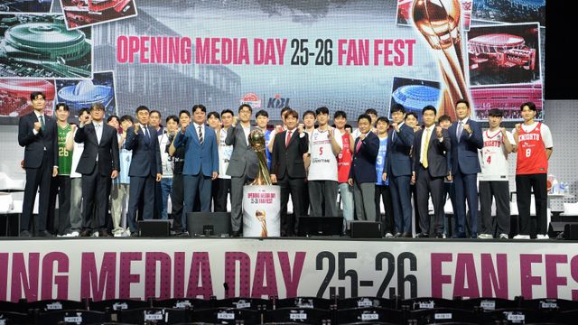 29일 서울 용산구 블루스퀘어 SOL트래블홀에서 ‘2025~2026 LG전자 프로농구’ 개막 미디어데이&팬페스트 행사가 진행됐다. 10개 구단 감독, 선수들이 행사에 앞서 기념촬영을 하고 있다. 사진제공｜KBL