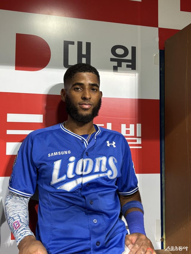 KBO리그 최초로 150타점을 밟은 삼성 디아즈는 50홈런이라는 마지막 목표를 남겨놓고 있다. 그는 “홈런도 좋지만, 팀을 직접 승리로 이끄는 타점을 더 선호한다”는 진심을 전했다.&nbsp;28일 고척 키움전 직후 포즈를 취한 디아즈. 고척ㅣ강산 기자 posterboy@donga.com