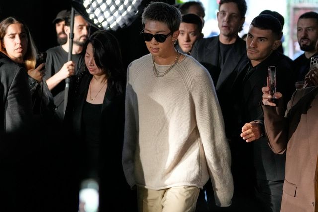 BTS 진·RM(사진), 세븐틴 에스쿱스, 에스파 등 K팝 스타들이 밀라노 패션위크를 화려하게 빛내며 세계 패션계에서 막강한 존재감을 입증했다. AP 뉴시스