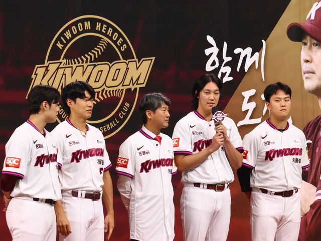 키움 안우진(오른쪽 두 번째)은 올해 8월 팀 훈련 도중 오른쪽 어깨를 다쳐 내년 4~5월 복귀를 준비하고 있다. 2023시즌 이후 1군에 나서지 못했으나 그는 여전히 팀 마운드의 키워드다. 고척｜뉴시스