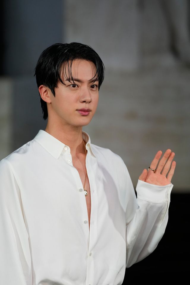 BTS 진(사진)·RM, 세븐틴 에스쿱스, 에스파 등 K팝 스타들이 밀라노 패션위크를 화려하게 빛내며 세계 패션계에서 막강한 존재감을 입증했다. AP 뉴시스