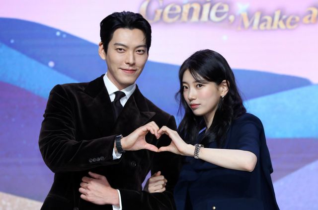 [서울=뉴시스] 김혜진 기자 = 배우 김우빈(왼쪽), 수지가 29일 오후 서울 강남구 조선 팰리스 서울에서 열린 넷플릭스 새 시리즈 ‘다 이루어질지니’ 제작발표회에서 포즈를 취하고 있다. 2025.09.29. jini@newsis.com