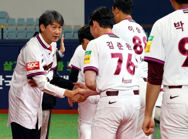 설종진 키움 감독(왼쪽)은 29일 고척스카이돔에서 열린 취임식에 참석하며 히어로즈 7대 감독으로서의 새출발을 알렸다. 고척｜뉴시스