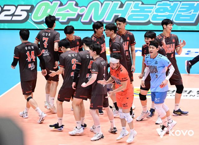 V리그 남자부 OK저축은행은&nbsp;2025~2026시즌 개막을 앞두고&nbsp;‘봄배구 전도사’ 신영철 감독을 선임했다. 신 감독 체제에서 OK저축은행은 이달 20일 여수 진남체육관에서&nbsp;끝난 KOVO컵 남자부에서 준우승을 차지하며 새 시즌 희망을 밝혔다. 사진은 대한항공과 결승 도중 득점한 뒤 기뻐하는 선수들.&nbsp;사진제공│KOVO