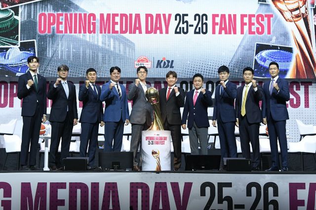 29일 서울 용산구 블루스퀘어 SOL트래블홀에서 열린 ‘2025~2026 LG전자 프로농구 미디어데이&팬페스트’ 행사가 열렸다. DB 김주성 감독, 소노 손창환 감독, KCC 이상민 감독, KT 문경은 감독, 삼성 김효범 감독, 현대모비스 양동근 감독, 정관장 유도훈 감독, 가스공사 강혁 감독, LG 조상현 감독, SK 전희철 감독(왼쪽부터)이 행사에 앞서 기념촬영을 하고 있다. 사진제공｜KBL