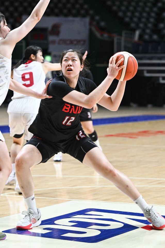 센터 발굴은 BNK의 숙원사업이다. 가드, 포워드진의 구성이 완벽에 가까운 터라 높이만 보강하면 더 강력한 팀이 될 수 있다는 기대가 크다. 키 180㎝ 이상의 장신 빅맨 변소정, 박성진, 김도연의 행보가 주목 받는 이유다. 7월 열린 ‘2025 WKBL 퓨처스리그’에서 공격을 시도하는 김도연.&nbsp;사진제공｜WKBL