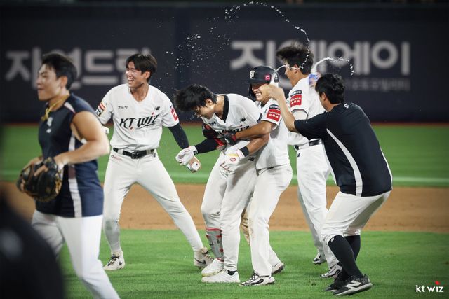 KT 선수들이 3일 수원KT위즈파크에서 열린 롯데와 홈경기에서 9-8로 이긴 뒤 기뻐하고 있다. KT는 이날 승리로 롯데를 6위로 끌어내리고 삼성과 공동 4위로 올라섰다. 사진제공｜KT 위즈