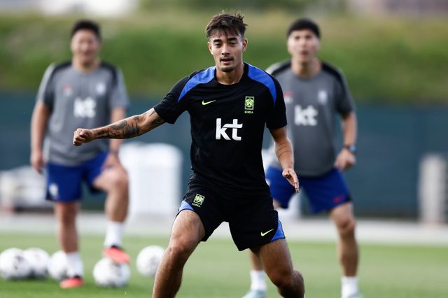 축구국가대표팀은 미국 원정 A매치에서 부상으로 이탈한 황인범의 대체자를 찾아야 한다. 카스트로프(사진)를 비롯해 다양한 유형의 미드필더들이 주전 경쟁에 도전장을 던졌다. 사진은 3일(한국시간)&nbsp;미국 뉴욕의 아이칸스타디움에서 첫 훈련을 시작한 대표팀. 사진제공│대한축구협회