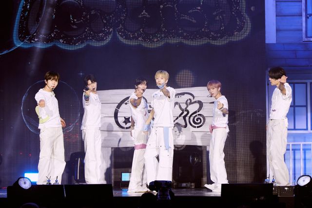 NCT WISH가 세 번째 미니앨범 ‘COLOR’ 발매 기념 오프라인 이벤트와 쇼케이스를 성공적으로 개최하며 컴백 신호탄을 쏘아 올렸다. 타이틀곡 ‘COLOR’ 무대를 비롯한 수록곡 무대로 팬들의 폭발적인 반응을 이끌었으며, 앨범은 국내외 음원 차트 상위권을 기록하며 글로벌 인기를 입증했다. 사진제공|SM엔터테인먼트