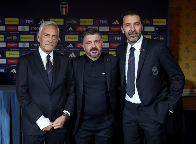 젠나로 가투소 이탈리아 신임 감독(가운데)이 잔루이지 부폰 이탈리아 대표팀 단장 등과 포즈를 취하고 있다. 사진출처｜이탈리아축구협회 페이스북
