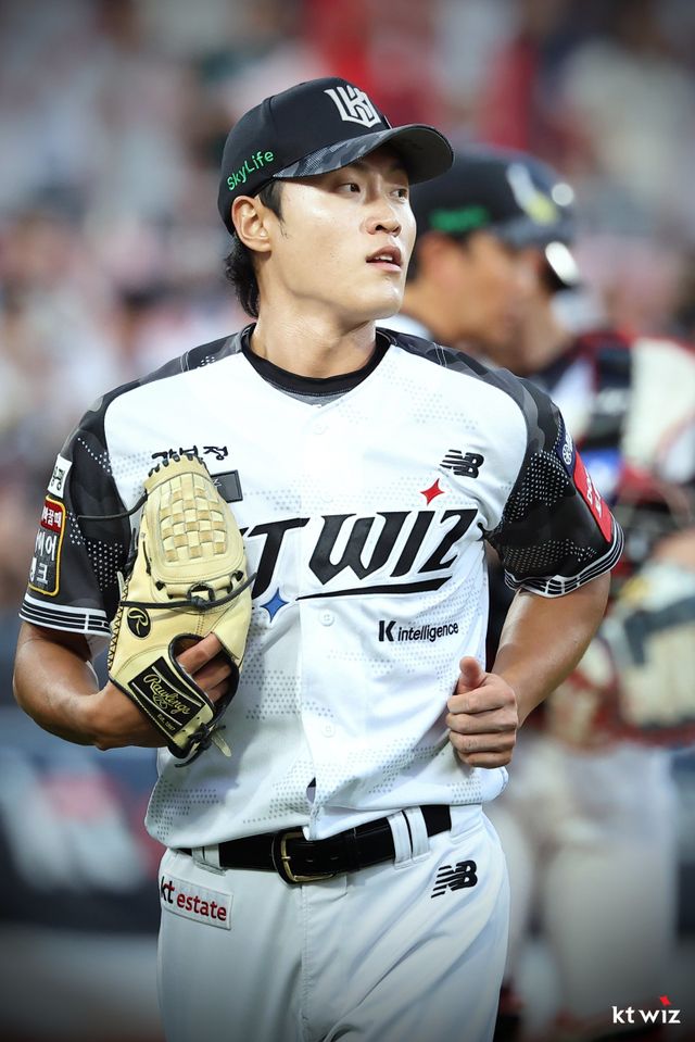 9월부터 시행된 확대 엔트리 5명을 야수로만 채운 이강철 KT 감독이 3일 수원 롯데전을 앞두고 좌완 불펜의 필요성에 대해 이야기했다. 이 감독은 “지금 (전)용주밖에 없다. 다만 타이트한 상황을 맡길 수 있을지 고민”이라고 말했다. 사진제공｜KT 위즈