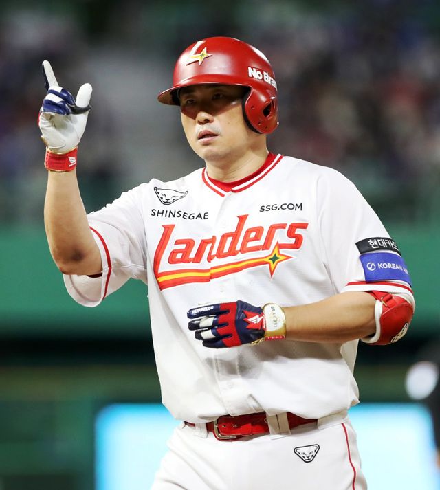 SSG 포수 이지영은 시즌 중반 햄스트링 부상으로 결장하며 조형우에게 주전 자리를 내줬다. 사진제공｜SSG 랜더스