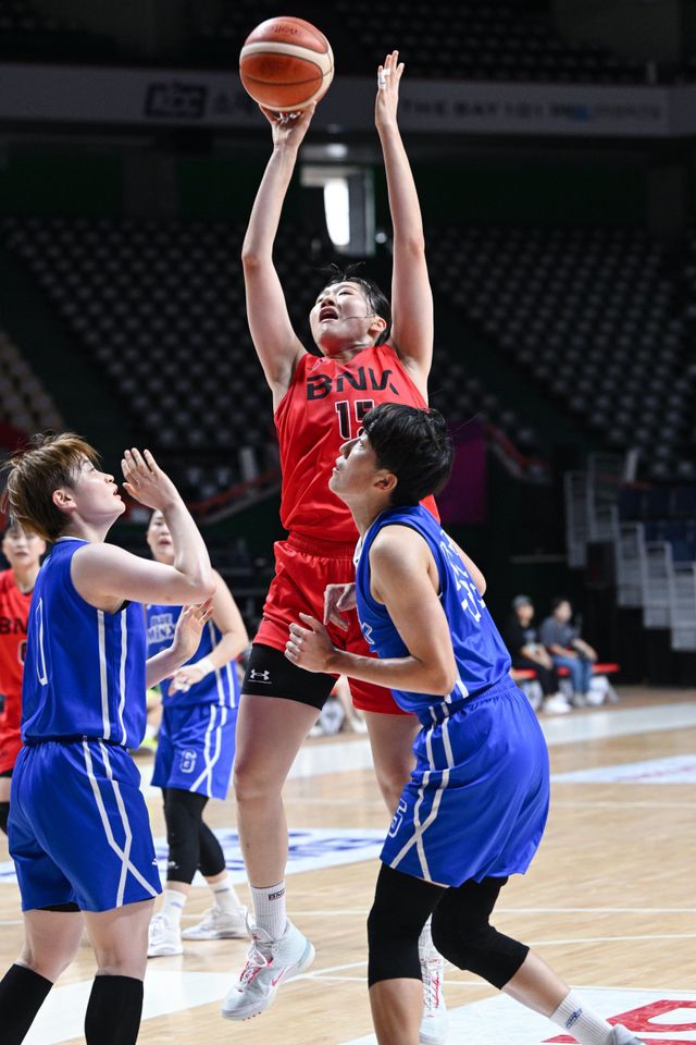 센터 발굴은 BNK의 숙원사업이다. 가드, 포워드진의 구성이 완벽에 가까운 터라 높이만 보강하면 더 강력한 팀이 될 수 있다는 기대가 크다. 키 180㎝ 이상의 장신 빅맨 변소정, 박성진, 김도연의 행보가 주목 받는 이유다. ‘2025 BNK금융 박신자컵’에서 슛을 시도하는 박성진(가운데).&nbsp;사진제공｜WKBL