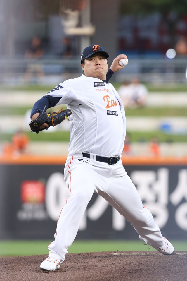 한화 류현진이 2일 대전 한화생명볼파크에서 열린 2025 KBO리그 KIA전에 선발등판해 힘차게 공을 던지고 있다. 류현진은 이날 6이닝 4탈삼진 2실점 호투로 시즌 7승 사냥에 성공했다. 가을야구 진출이 유력해진 상황에서 류현진은 후배들에게 “가을야구에 가게 되면 해줄 얘기가 많다”며 기대감을 표했다. 사진제공｜한화 이글스