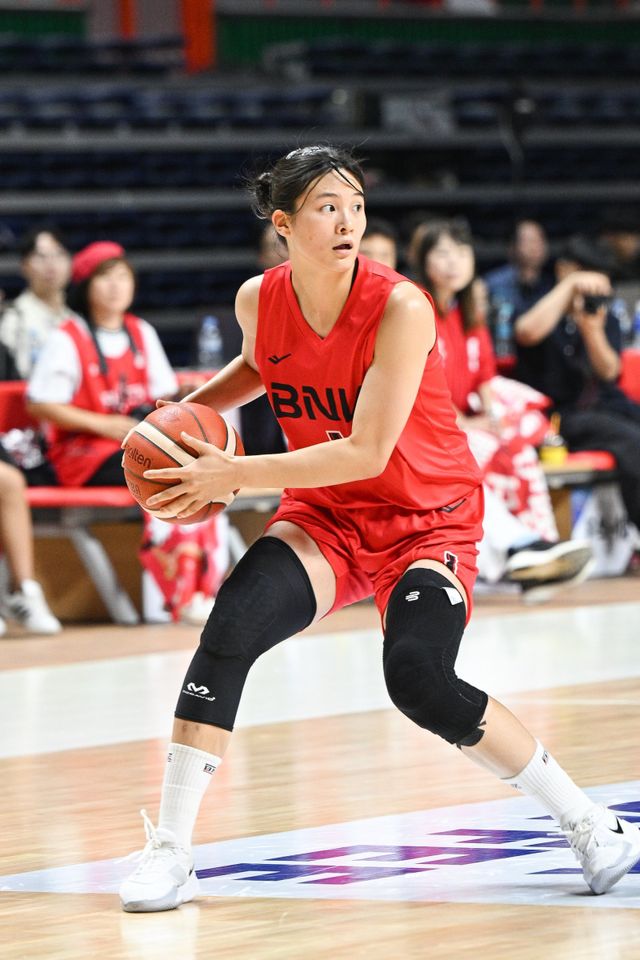센터 발굴은 BNK의 숙원사업이다. 가드, 포워드진의 구성이 완벽에 가까운 터라 높이만 보강하면 더 강력한 팀이 될 수 있다는 기대가 크다. 키 180㎝ 이상의 장신 빅맨 변소정, 박성진, 김도연의 행보가 주목 받는 이유다. ‘2025 BNK금융 박신자컵’에서 공격을 시도하는 변소정. 사진제공｜WKBL