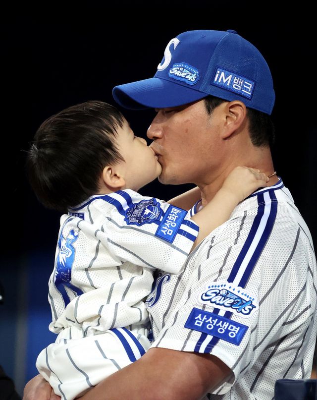 삼성 오승환이 30일 대구 KIA전에서 은퇴식을 갖고 그라운드와 작별을 고했다. 그가 아들 서준 군과 입을 맞추고 있다. 대구｜뉴시스