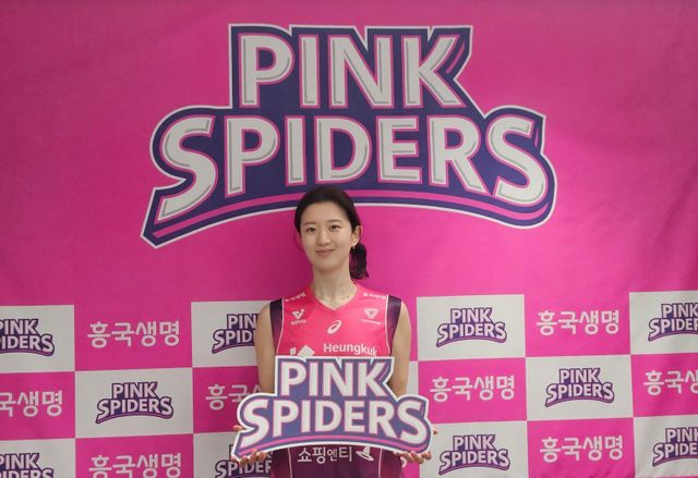 흥국생명 이다현은 좋은 일이든, 나쁜 일이든 모든 일을 새로운 자극으로 삼아 성장하고자 한다. 2025~2026시즌을 앞두고 현대건설을 떠나 FA로 흥국생명에 합류한 그는 새로운 마음가짐으로 새 시즌 준비에 한창이다. 4월 흥국생명 입단식에서 기념촬영을 하는 이다현. 사진제공｜흥국생명