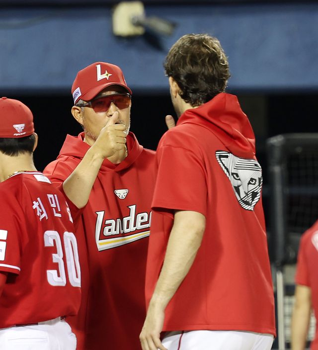 SSG 앤더슨(사진, 오른쪽)은 경기 중 상대를 자극하는 불필요한 행동을 종종 저지른다. 이숭용 SSG 감독은 상대에 최대한 오해를 사지 않도록 앤더슨을 관리하겠다는 뜻을 전했다.｜뉴시스