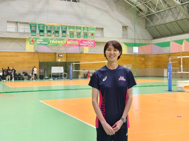 요시하라 토모코 흥국생명 신임 감독은 새 시즌 목표를 ‘성장’으로 설정했다. ‘슈퍼스타’ 김연경이 빠진 첫 시즌에서 ‘원팀’이 되어 매 경기 장단점을 찾아 나날이 성장해가는 시즌을 보내겠다는 계획이다. 이달 초 일본 오사카에서 진행된 오사카 마블러스(전 JT 마블러스)와 합동훈련 도중 기념촬영을 한 요시하라 감독. 사진제공｜흥국생명