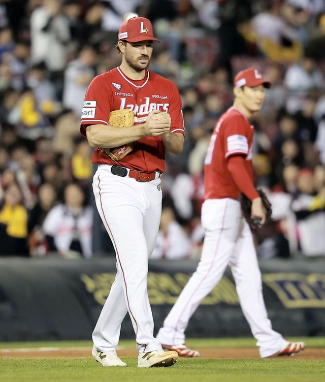 SSG 앤더슨(사진, 왼쪽)은 경기 중 상대를 자극하는 불필요한 행동을 종종 저지른다. 이숭용 SSG 감독은 상대에 최대한 오해를 사지 않도록 앤더슨을 관리하겠다는 뜻을 전했다.｜뉴시스