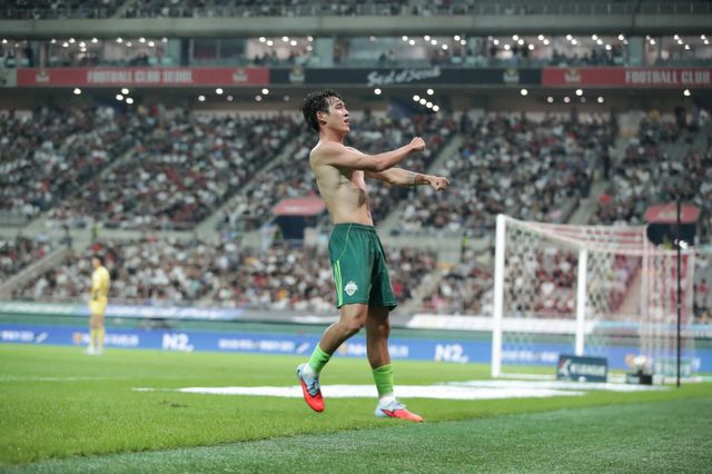 전북 공격수 송민규가 27일 서울월드컵경기장에서 열린 서울과 K리그1 원정경기에서 후반 막판 선제골을 터트린 뒤 유니폼 상의를 벗어던지는 격정의 세리머니를 하고 있다. 그는 올 시즌 서울전 4경기에서 전부 골맛을 봤다. 사진제공｜한국프로축구연맹