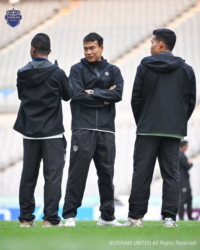 부리람은 치밀하게 서울 원정을 준비했다. 이동시간 최소화와 함께 현지 의료팀까지 훈련을 참관할 수 없게 하는 등 서울전에 만반의 준비를 했다. 30일 경기 당일 서울월드컵경기장 잔디를 확인하는 부리람 코치진. 사진출처｜부리람 유나이티드 페이스북