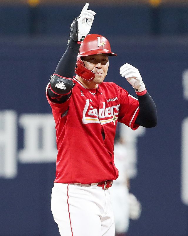 SSG 한유섬은 30일 고척 키움과 원정경기서 4번 지명타자로 선발출전해 결승 2루타를 포함해 4타수 2안타 2타점으로 활약했다. 베테랑의 활약으로 SSG는 매직넘버를 모두 지우며 리그 3위를 확정했다. 사진제공｜SSG 랜더스