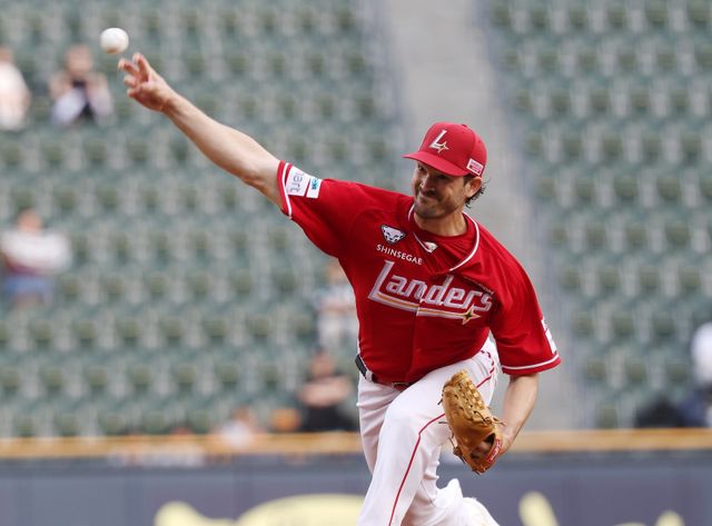 SSG 앤더슨(사진)은 경기 중 상대를 자극하는 불필요한 행동을 종종 저지른다. 이숭용 SSG 감독은 상대에 최대한 오해를 사지 않도록 앤더슨을 관리하겠다는 뜻을 전했다.｜뉴시스