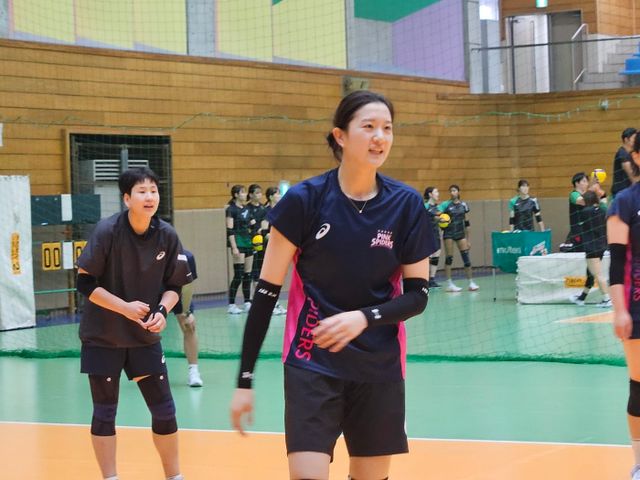 흥국생명 이다현은 좋은 일이든, 나쁜 일이든 모든 일을 새로운 자극으로 삼아 성장하고자 한다. 2025~2026시즌을 앞두고 현대건설을 떠나 FA로 흥국생명에 합류한 그는 새로운 마음가짐으로 새 시즌 준비에 한창이다. 이달 초 일본 오사카에서 진행한 오사카 마블러스(전 JT 마블러스)와 합동훈련을 소화하는 이다현(오른쪽). 사진제공｜흥국생명