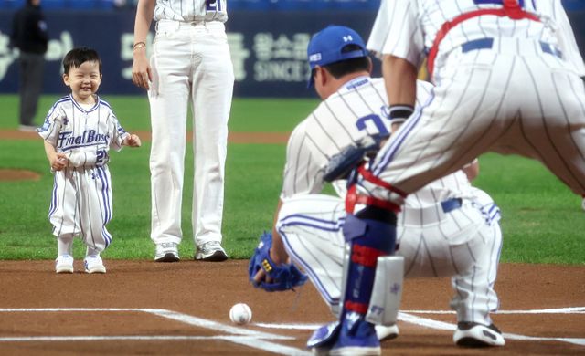 삼성 오승환이 30일 대구 KIA전에서 은퇴식을 갖고 그라운드와 작별을 고했다. 오승환이 그의 아들 서준 군(왼쪽)의 시구를 받고 있다. 대구｜뉴시스