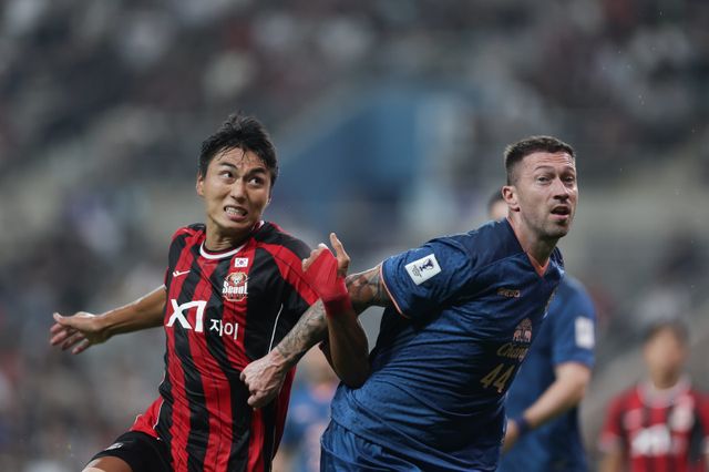 서울 정태욱이 30일 서울월드컵경기장에서 열린 부리람과 ACLE 동아시아권역 리그스테이지 2차전 홈경기서 피터 줄과 몸싸움을 하고 있다. 사진제공｜한국프로축구연맹