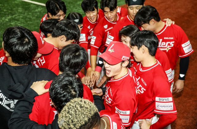 SSG는 9월 30일 고척 키움과 원정경기에서 4-3으로 승리하며 정규시즌 3위를 확정했다. 동시에 2023시즌 이후 2년 만에 준PO 직행을 확정했다. 사진제공｜SSG 랜더스