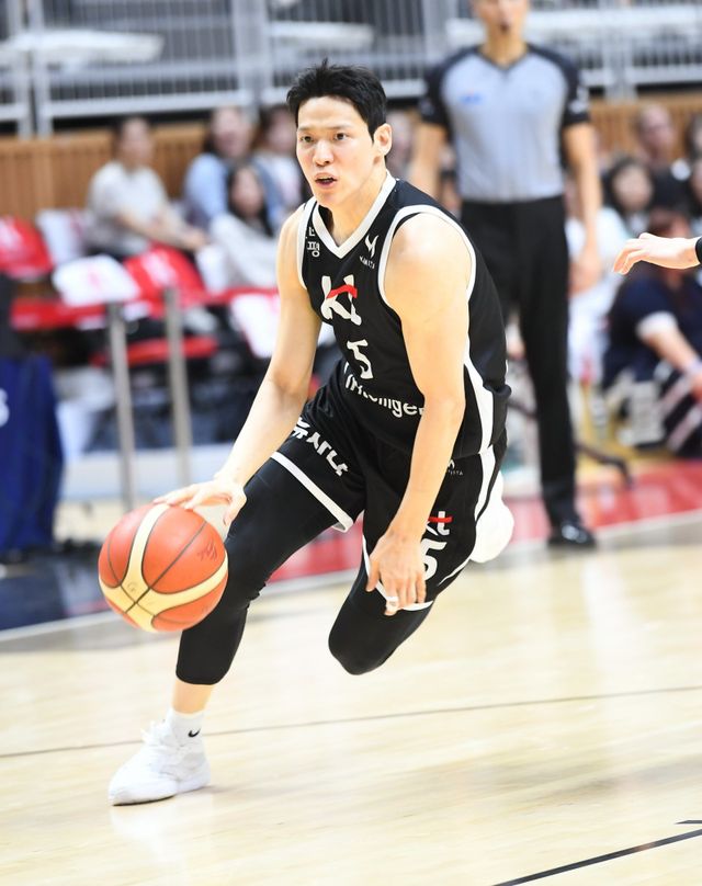 SK의 ‘스피드 농구’를 이끌었던 김선형은 올 시즌부터 KT에서 뛴다. 문경은 KT 감독은 올 시즌 팀 컬러에 대해 “무조건 달려야 한다”고 말했다. 김선형의 스피드에 대한 확신이 있어서다. 사진제공｜KBL