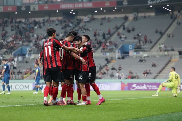 서울 선수들이 30일 서울월드컵경기장에서 열린 부리람과 ACLE 동아시아권역 리그스테이지 2차전 홈경기서 최준의 선제골이 나온 뒤 기뻐하고 있다. 사진제공｜한국프로축구연맹