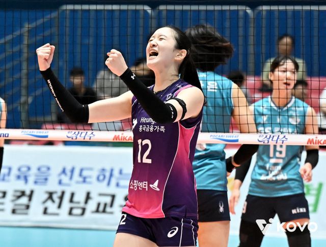 흥국생명 이다현은 좋은 일이든, 나쁜 일이든 모든 일을 새로운 자극으로 삼아 성장하고자 한다. 2025~2026시즌을 앞두고 현대건설을 떠나 FA로 흥국생명에 합류한 그는 새로운 마음가짐으로 새 시즌 준비에 한창이다. 25일 여수 진남체육관에서 열린 GS칼텍스와&nbsp;KOVO컵 경기 도중&nbsp;득점 후 기뻐하는 이다현.&nbsp;사진제공｜KOVO