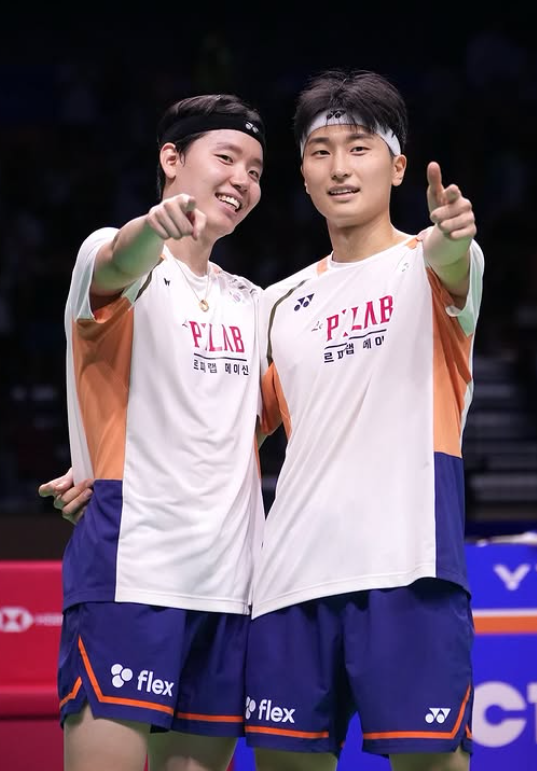 배드민턴국가대표팀 서승재(왼쪽)-김원호는 올해 남자복식에만 전념하면서 승승장구 하고 있다. 둘은 올해 7월 22일 세계 1위에 오른 뒤 단 한번도 정상에서 내려오지 않았다. 사진은 28일 수원체육관에서 열린 2025코리아오픈에서 남자복식 금메달을 따낸 뒤 환호하는 모습. 사진출처│대한배드민턴협회 인스타그램
