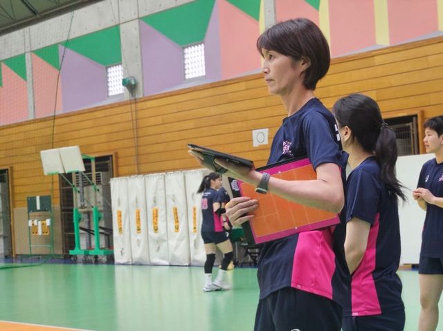요시하라 토모코 흥국생명 신임 감독은 새 시즌 목표를 ‘성장’으로 설정했다. ‘슈퍼스타’ 김연경이 빠진 첫 시즌에서 ‘원팀’이 되어&nbsp;매 경기 장단점을 찾아 나날이 성장해가는 시즌을 보내겠다는&nbsp;계획이다. 이달 초 일본 오사카에서 진행된 오사카 마블러스(전 JT 마블러스)와 합동훈련 도중 코트를 지켜보는 요시하라 감독. 사진제공｜흥국생명