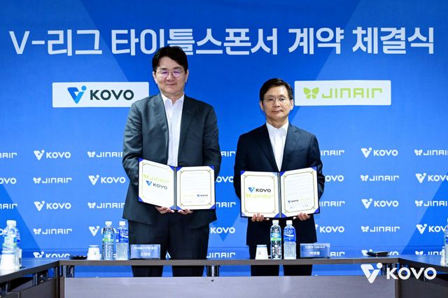 조원태 KOVO 총재(왼쪽)와 진에어 박병률 대표이사가 30일 KOVO 대회의실에서 V리그 타이틀 스폰서 계약을 체결한 뒤 포즈를 취하고 있다. 사진제공｜KOVO