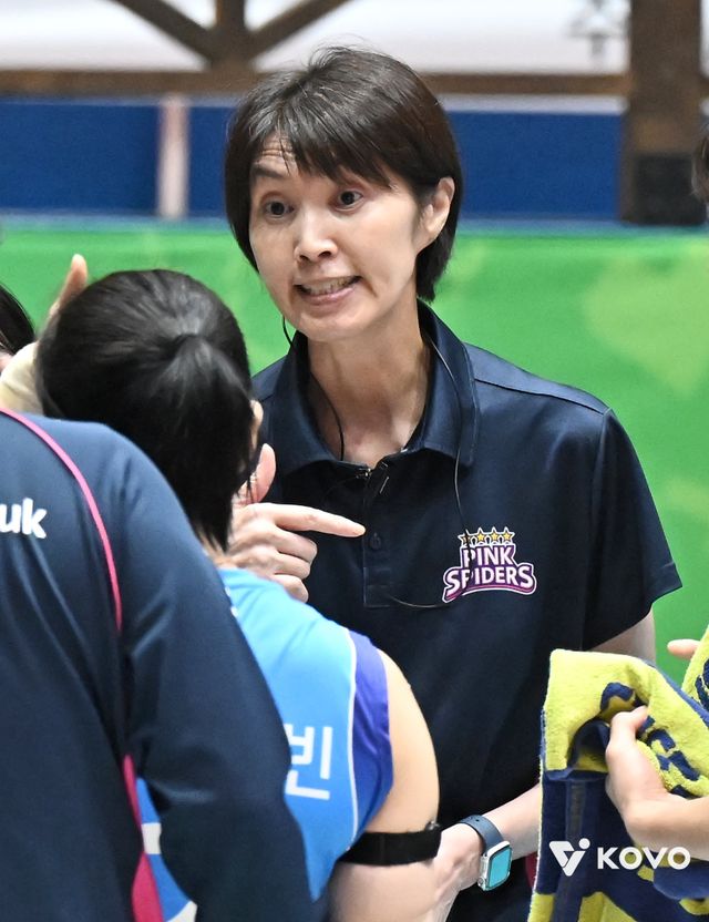 요시하라 토모코 흥국생명 신임 감독은 새 시즌 목표를 ‘성장’으로 설정했다. ‘슈퍼스타’ 김연경이 빠진 첫 시즌에서 ‘원팀’이 되어&nbsp;매 경기 장단점을 찾아 나날이 성장해가는 시즌을 보내겠다는&nbsp;계획이다. 25일 여수 진남체육관에서 열린 KOVO컵 GS칼텍스전에서 선수들에게 작전을 지시하는 요시하라 감독. 사진제공｜KOVO