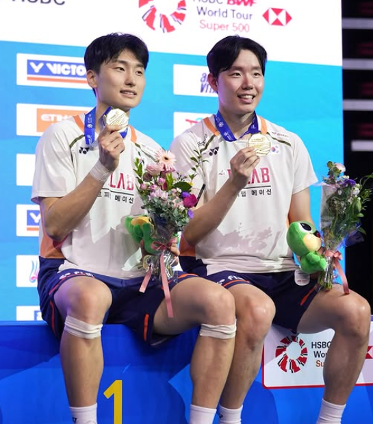 배드민턴국가대표팀 서승재(오른쪽)-김원호는 올해 남자복식에만 전념하면서 승승장구 하고 있다. 둘은 올해 7월 22일 세계 1위에 오른 뒤 단 한번도 정상에서 내려오지 않았다. 사진은 28일 수원체육관에서 열린 2025코리아오픈에서 남자복식 금메달을 따낸 뒤 환호하는 모습. 사진출처│대한배드민턴협회 인스타그램