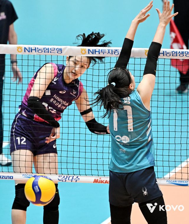 흥국생명 이다현은 좋은 일이든, 나쁜 일이든 모든 일을 새로운 자극으로 삼아 성장하고자 한다. 2025~2026시즌을 앞두고 현대건설을 떠나 FA로 흥국생명에 합류한 그는 새로운 마음가짐으로 새 시즌 준비에 한창이다. 25일 여수 진남체육관에서 열린 GS칼텍스와 KOVO컵 경기 도중 득점하는 이다현.&nbsp;사진제공｜KOVO