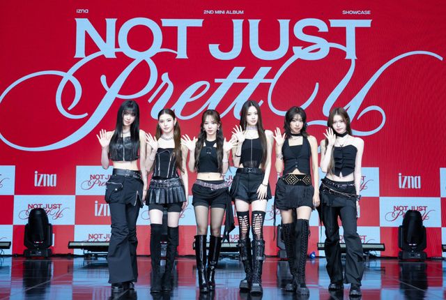 걸그룹 이즈나가 6인 체제로 재편된 뒤 두 번째 미니앨범 ‘Not Just Pretty’로 컴백하며, 다채로운 감정과 자신감 넘치는 매력을 담은 무대를 선보일 예정이다. 멤버들은 “각자 자리에서 최선을 다하며 준비했다”며 팬들에게 감사 인사를 전했다. 사진제공|웨이크원
