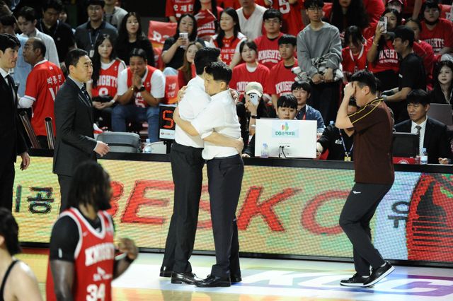 2024~2025시즌 챔피언 결정전에서 맞붙었던 LG와 SK가 10월 3일 창원체육관에서 열릴 ‘2025~2026 LG전자 프로농구’ 개막전에서 맞붙는다. 조상현 LG 감독(오른쪽)과 전희철 SK 감독이 지난 시즌 챔피언 결정전 7차전을 마친 뒤 서로를 격려하고 있다. 사진제공｜KBL